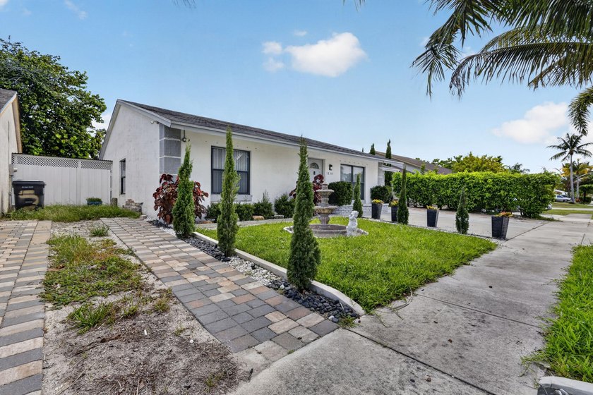 pack your bags and moving into this cozy 4 bedroom 2 bath with - photo 4