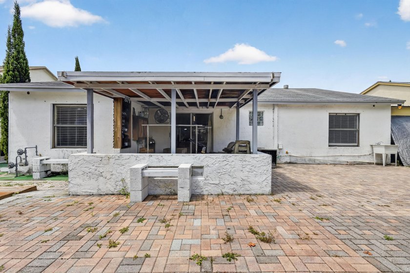 pack your bags and moving into this cozy 4 bedroom 2 bath with - photo 5