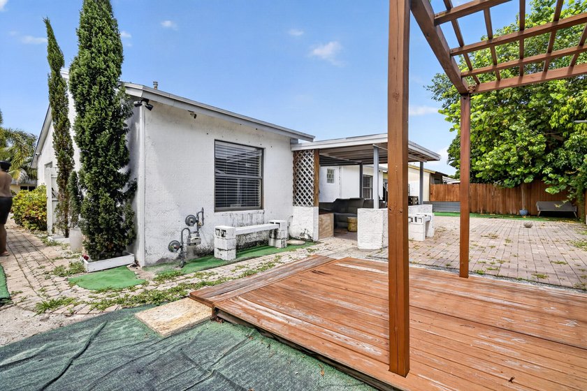 pack your bags and moving into this cozy 4 bedroom 2 bath with - photo 6