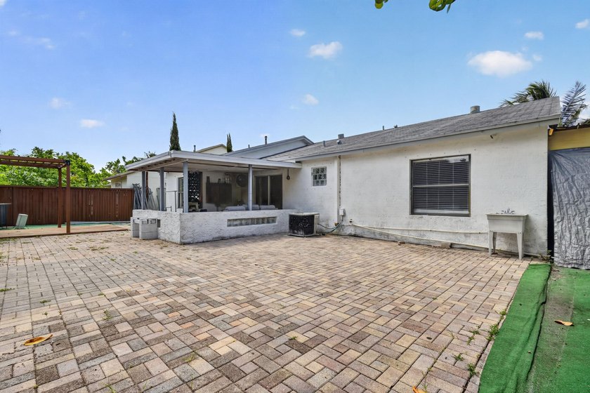 pack your bags and moving into this cozy 4 bedroom 2 bath with - photo 7
