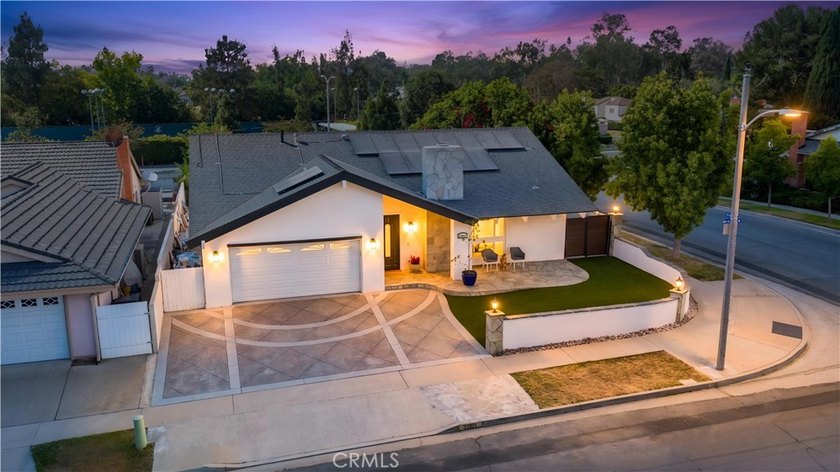 Beautiful single-story home that is ready for new families. LOW - photo 2