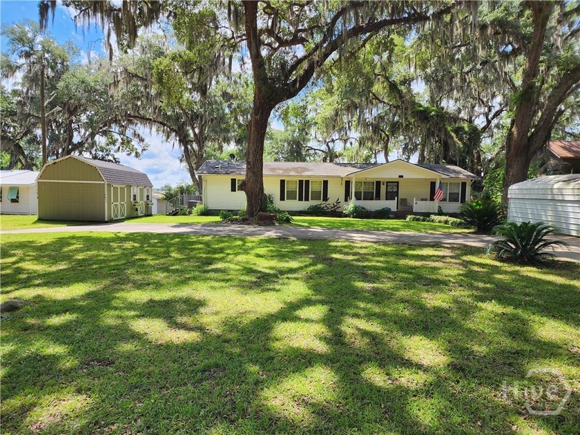 Welcome to this charming lakefront home on Lake George in Midway - photo 3