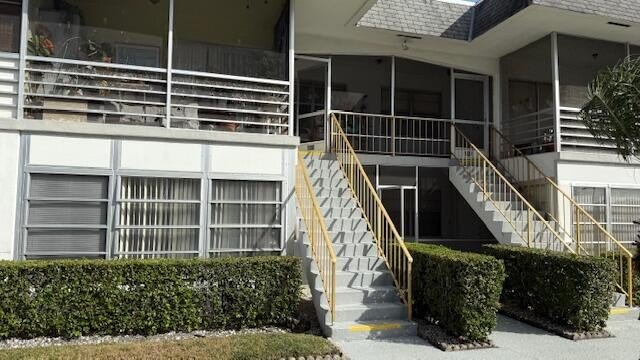 Updated 1-BR condo, 1 full &amp; 1 half bath, spacious living and - photo 2