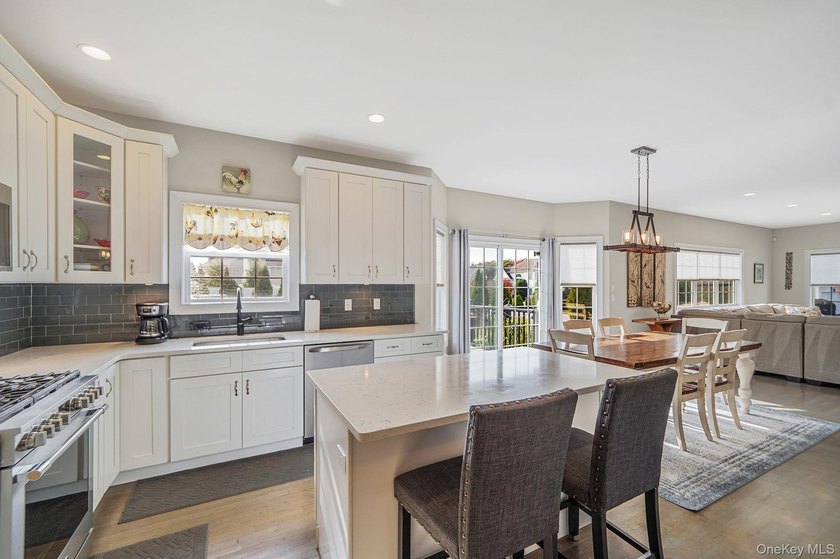 Stunning 4-Bedroom Colonial in Grand Manor Estates, East - photo 12