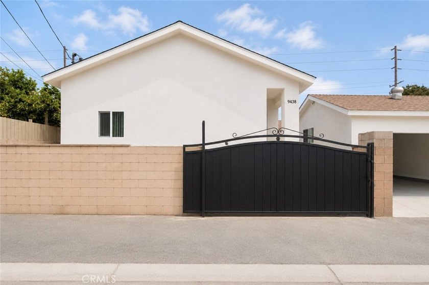 Beautifully updated property featuring a 4-bedroom, 2-bath main - photo 19