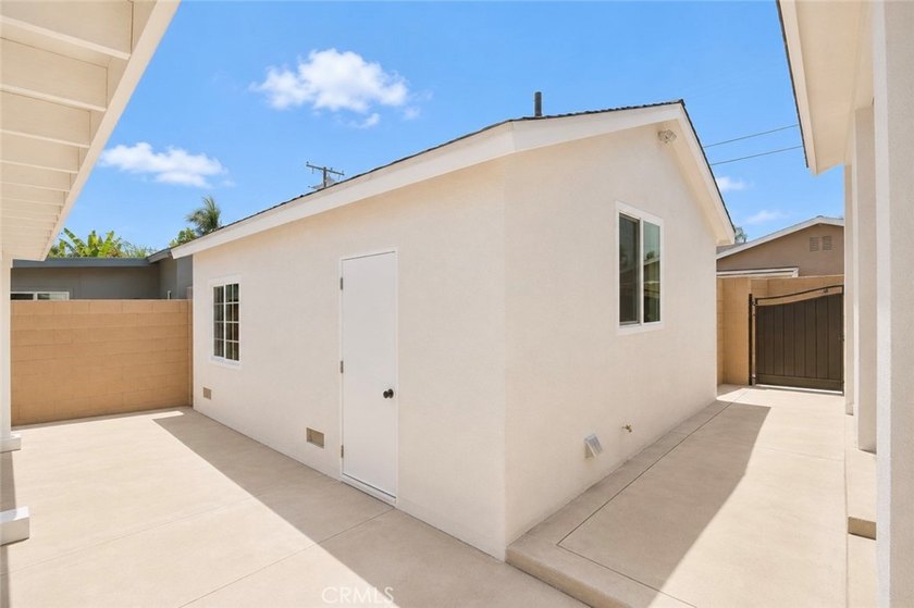Beautifully updated property featuring a 4-bedroom, 2-bath main - photo 24