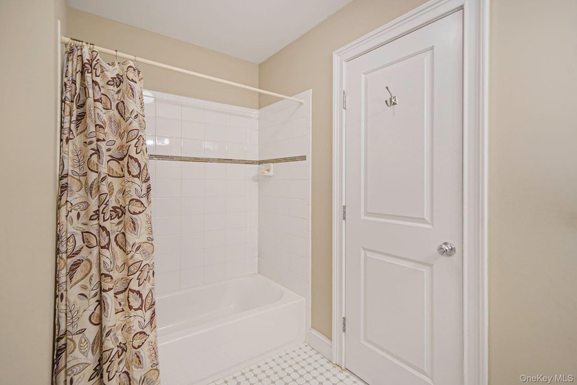 Stunning 4-Bedroom Colonial in Grand Manor Estates, East - photo 26