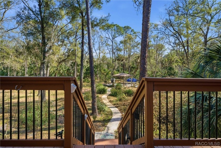 Architecturally distinctive cedar-sided post-and-beam home - photo 3