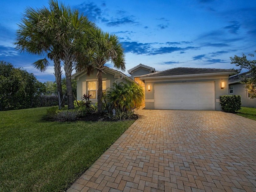 Welcome to this extensively upgraded 2-bedroom plus den, 2 1/2 - photo 2