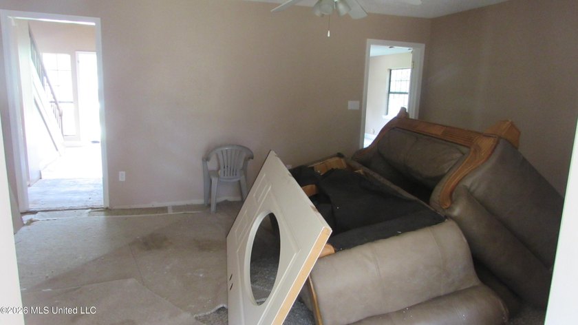 Great price on this *fixer* home. Great location and a very nice - photo 7