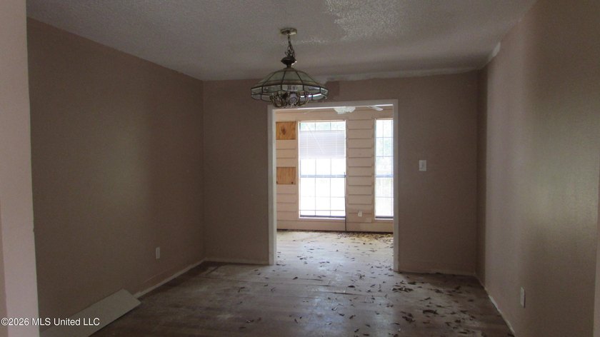 Great price on this *fixer* home. Great location and a very nice - photo 9