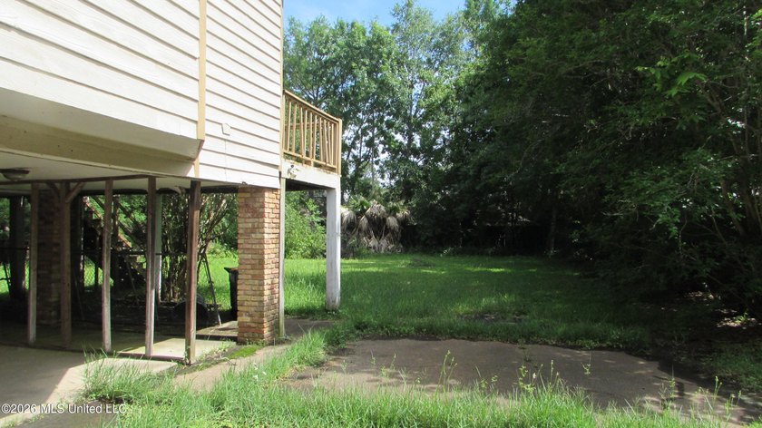 Great price on this *fixer* home. Great location and a very nice - photo 10