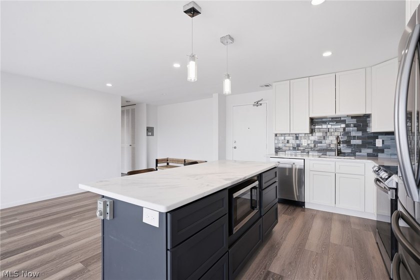 Welcome to Marine Towers East! This updated 1-bedroom, 1-bath - photo 14