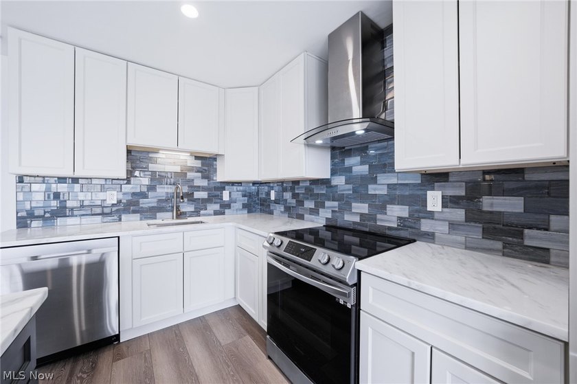 Welcome to Marine Towers East! This updated 1-bedroom, 1-bath - photo 15