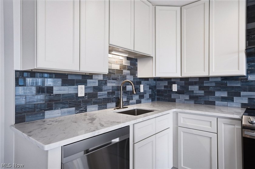 Welcome to Marine Towers East! This updated 1-bedroom, 1-bath - photo 18