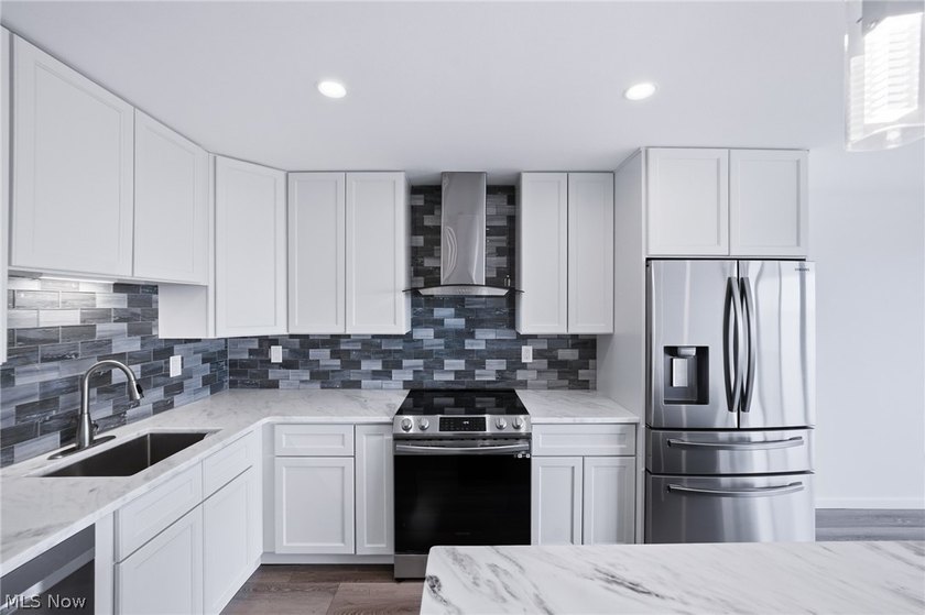 Welcome to Marine Towers East! This updated 1-bedroom, 1-bath - photo 19