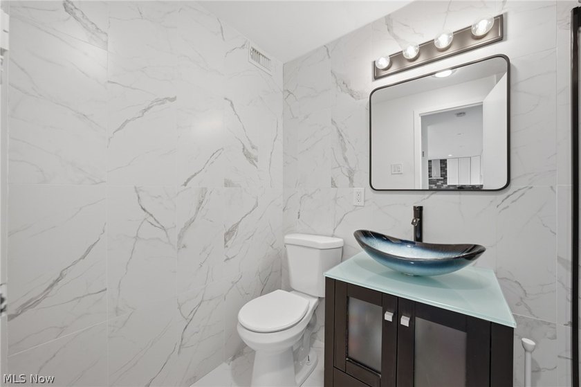 Welcome to Marine Towers East! This updated 1-bedroom, 1-bath - photo 22