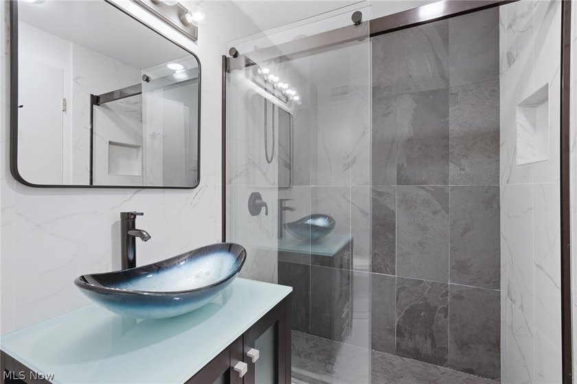Welcome to Marine Towers East! This updated 1-bedroom, 1-bath - photo 23