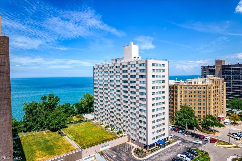 Welcome to Marine Towers East! This updated 1-bedroom, 1-bath - photo 34