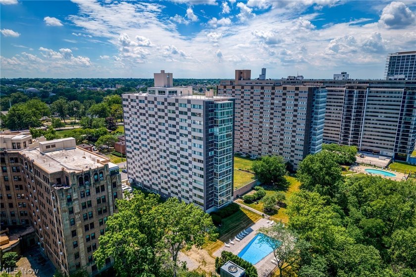 Welcome to Marine Towers East! This updated 1-bedroom, 1-bath - photo 36