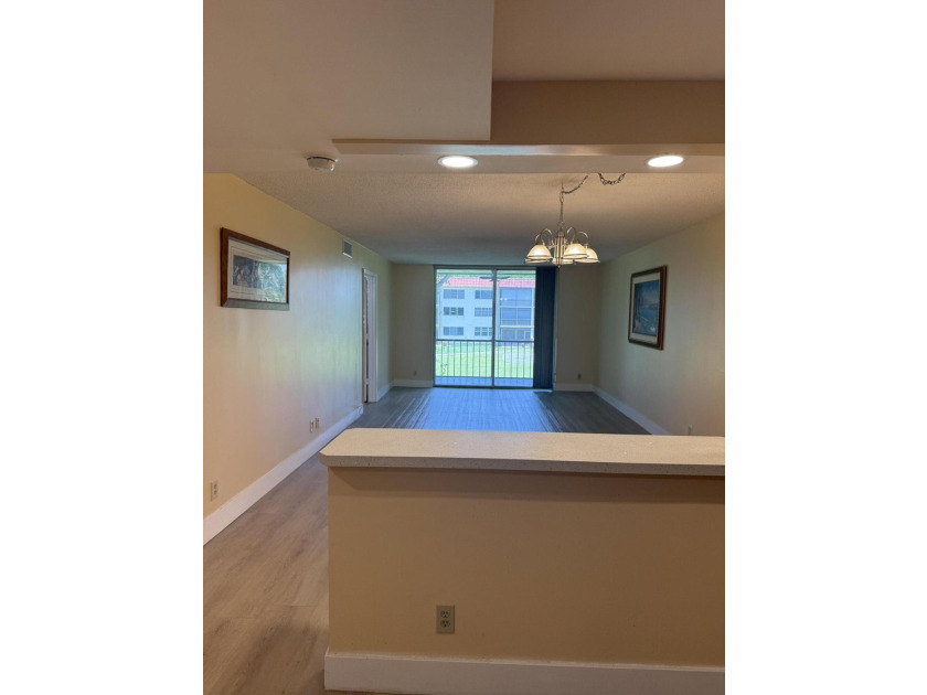 Beautiful 2-bedroom, 2-bathroom condo located in a secure, gated - photo 2