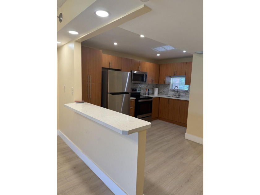 Beautiful 2-bedroom, 2-bathroom condo located in a secure, gated - photo 3