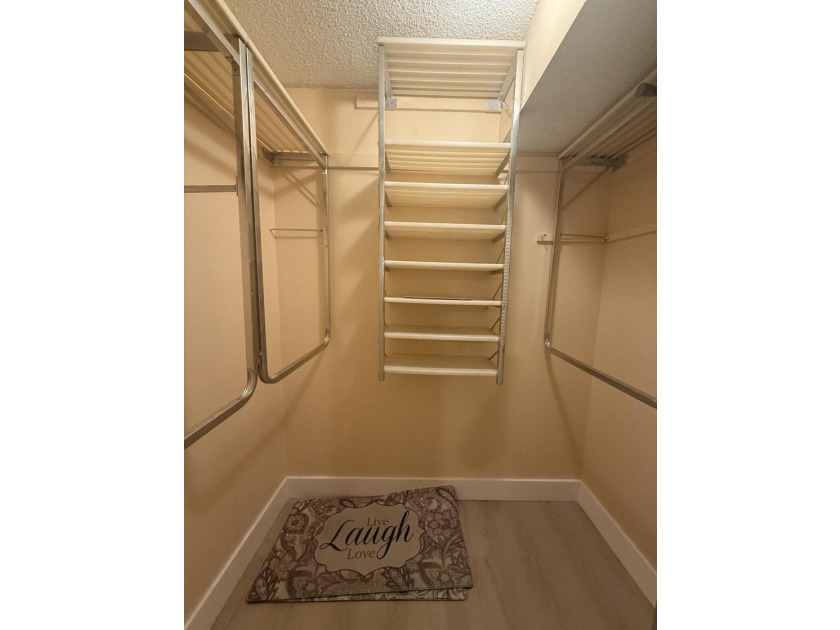 Beautiful 2-bedroom, 2-bathroom condo located in a secure, gated - photo 6