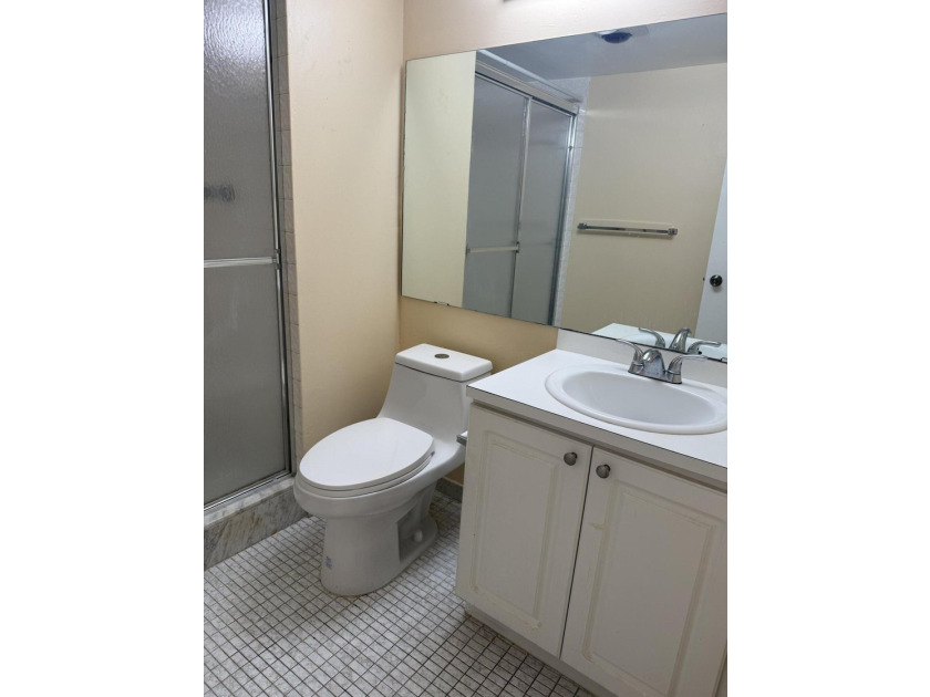 Beautiful 2-bedroom, 2-bathroom condo located in a secure, gated - photo 7