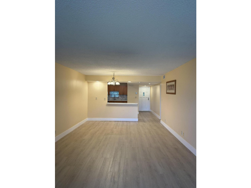 Beautiful 2-bedroom, 2-bathroom condo located in a secure, gated - photo 8