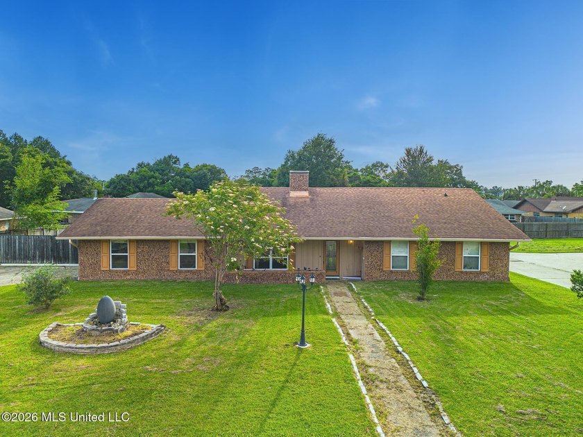 Beautifully updated 3-bedroom, 2-bath home tucked away on a - photo 2