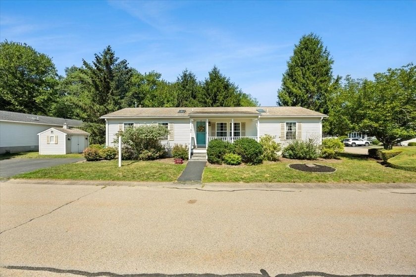 Welcome home to this well maintained, 2 bedroom 2 bath one level - photo 2