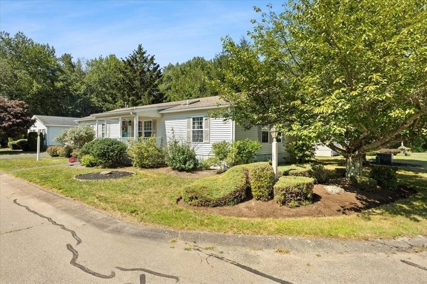Welcome home to this well maintained, 2 bedroom 2 bath one level - photo 3