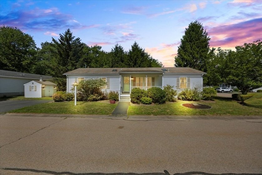 Welcome home to this well maintained, 2 bedroom 2 bath one level - photo 4
