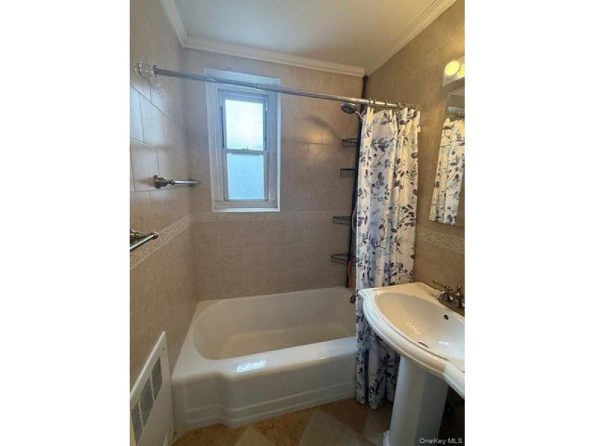 Sun-filled, east-facing, well-maintained, spacious apartment - photo 8