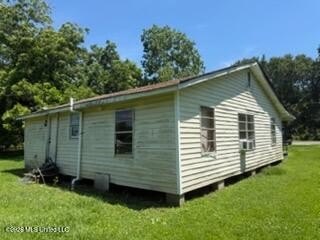This 3-bedroom, 1-bath property in Pascagoula presents a prime - photo 2