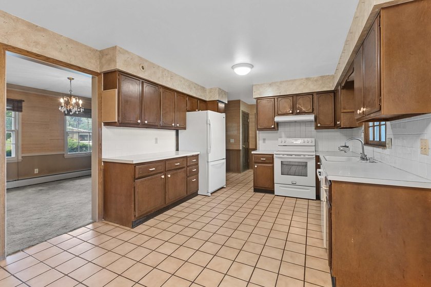 Opportunity in one of Middleton's most desirable pockets, on the - photo 13