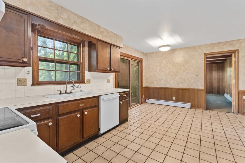 Opportunity in one of Middleton's most desirable pockets, on the - photo 14