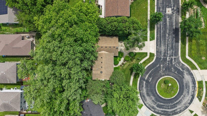 Opportunity in one of Middleton's most desirable pockets, on the - photo 38