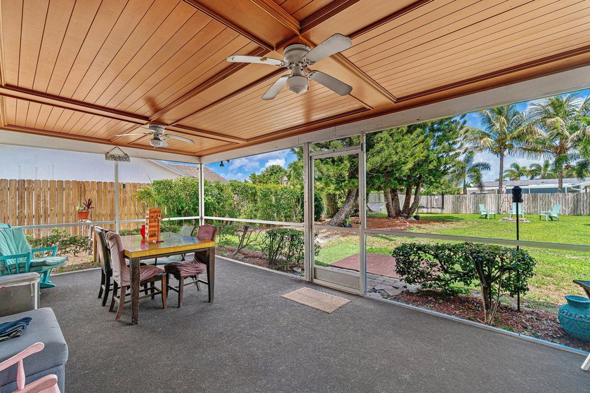 Spacious split 4 bedroom CBS home in the Beautiful Willows - photo 5
