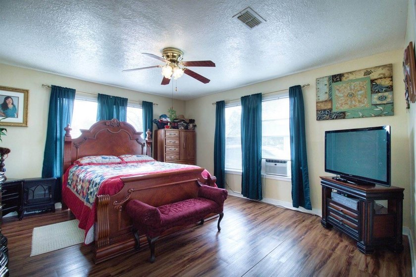 Welcome to this well-maintained 3-bedroom, 2-bath home that - photo 11
