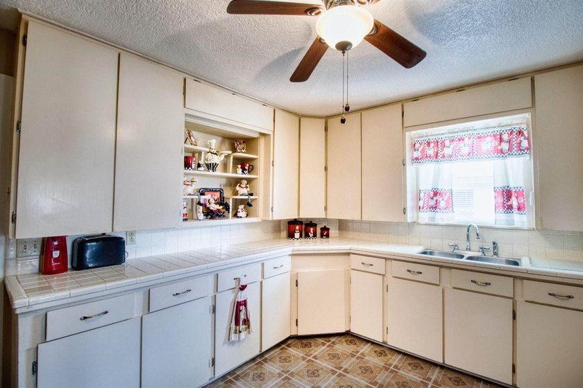 Welcome to this well-maintained 3-bedroom, 2-bath home that - photo 15