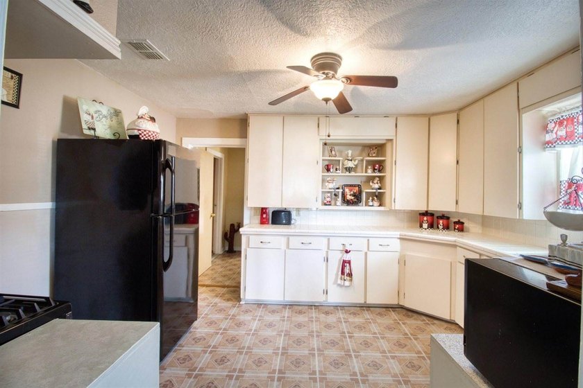 Welcome to this well-maintained 3-bedroom, 2-bath home that - photo 17
