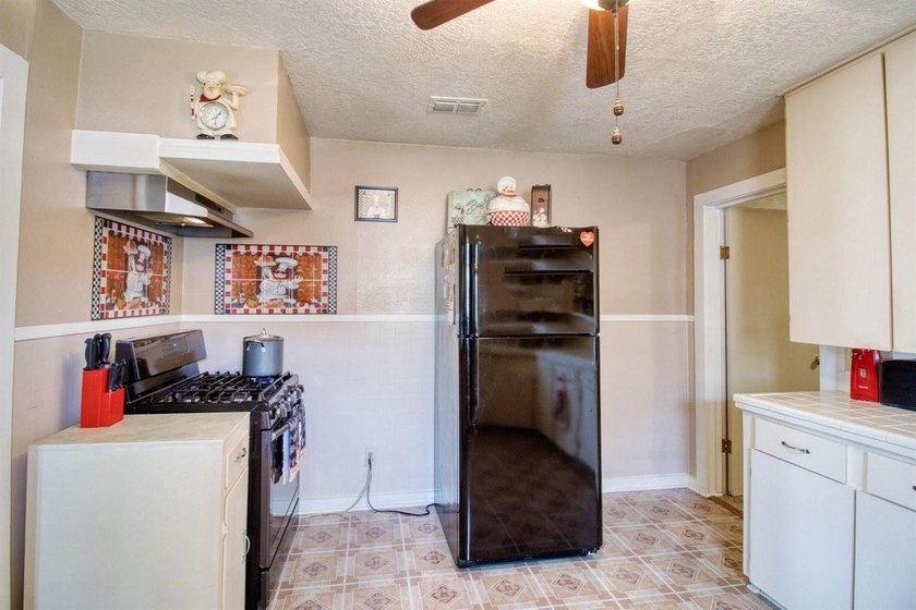 Welcome to this well-maintained 3-bedroom, 2-bath home that - photo 18