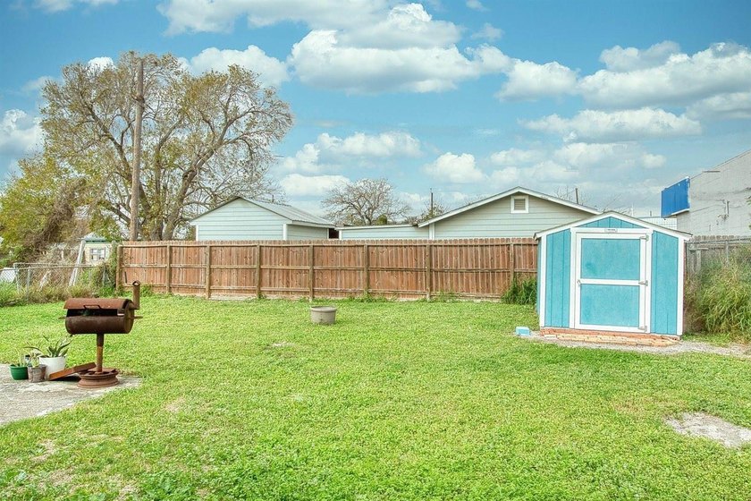 Welcome to this well-maintained 3-bedroom, 2-bath home that - photo 23