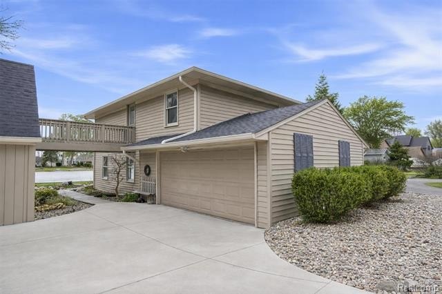 Experience magnificent lakefront living with 125* of waterfront - photo 36