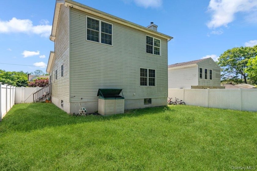 Welcome to this well maintained 3 bedroom, 2.5 bath home - photo 17