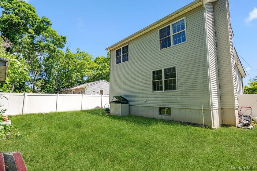 Welcome to this well maintained 3 bedroom, 2.5 bath home - photo 18