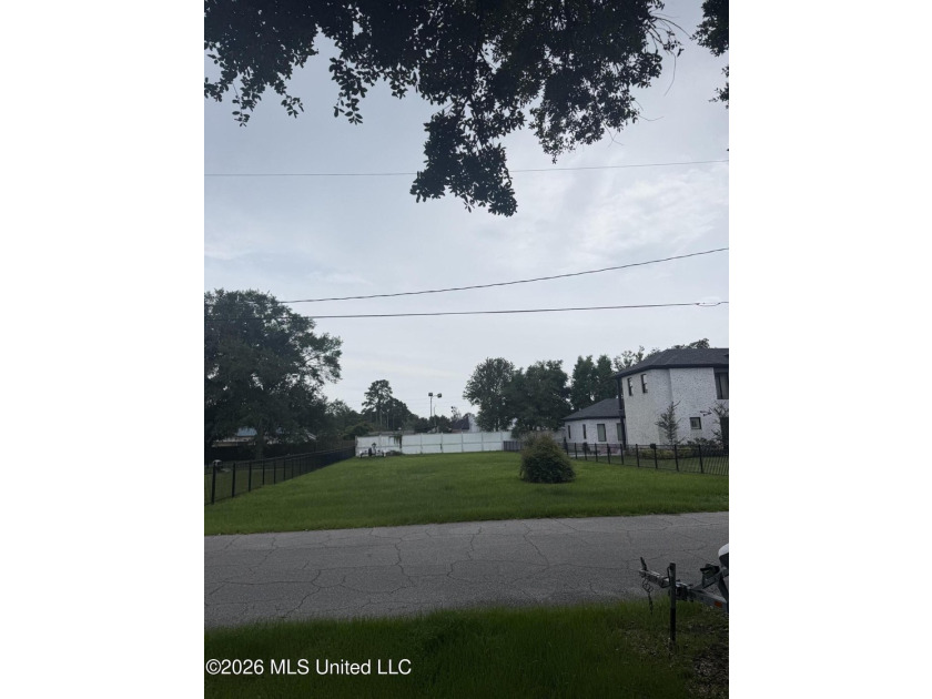 Close to Downtown Ocean Springs, high and dry flat lot with - photo 3