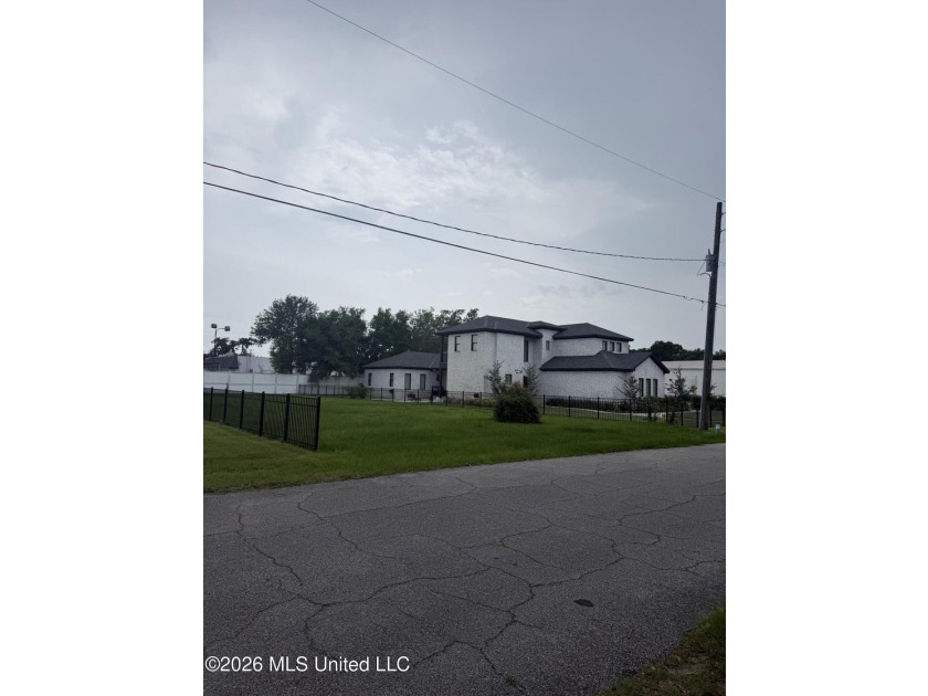 Close to Downtown Ocean Springs, high and dry flat lot with - photo 4