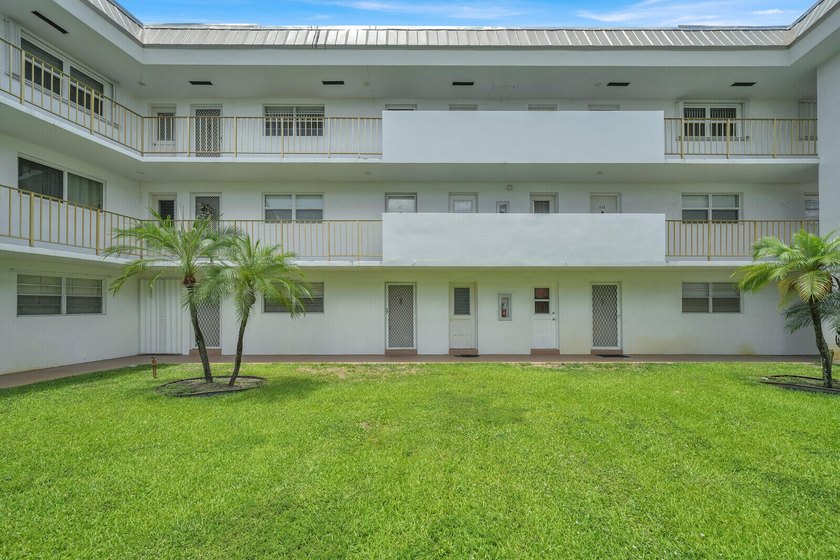 55+ Building. Fully renovated 1st floor, 1BR/1.5BA with den unit - photo 2